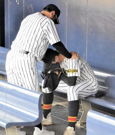 　帝京長岡・芝草監督（左）に声をかけられ、涙を流す茨木