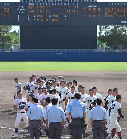 　５回コールド勝ちで大阪桐蔭が勝利し、健闘をたたえ合う両チームナイン（撮影・北村雅宏）