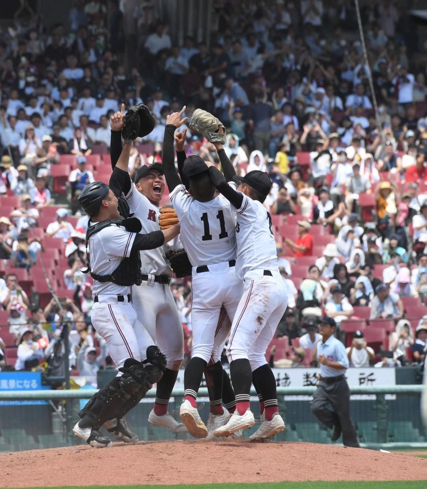 　広島商を下し、甲子園出場を決めた広陵ナインは、マウンドで歓喜する（撮影・市尻達拡）