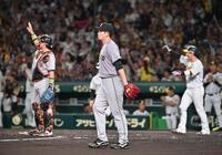 　３回、中野に右前適時打を許した菅野（中央）