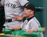 　６回、戦況を見つめる阿部監督（撮影・田中太一）