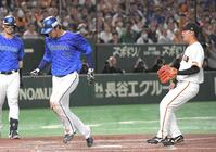 　５回、赤星（右）の暴投で三走・梶原に勝ち越しの生還を許す（撮影・佐藤厚）