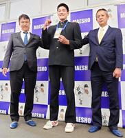 日本ハムからドラフト４位で指名された前橋商・清水（中）は大渕スカウト部長（左）、高橋スカウトから指名挨拶を受ける