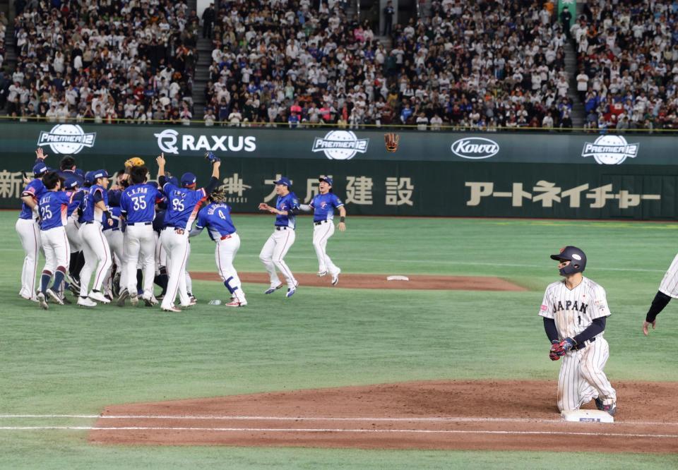 　９回、森下がアウトになり試合終了する（撮影・山口登）