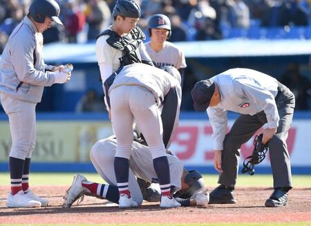 　２回、死球を受け痛みに耐える横浜・織田翔希（中央下）＝撮影・開出牧