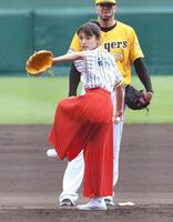 　始球式を務める足立佳奈＝２０１８年５月３日、甲子園