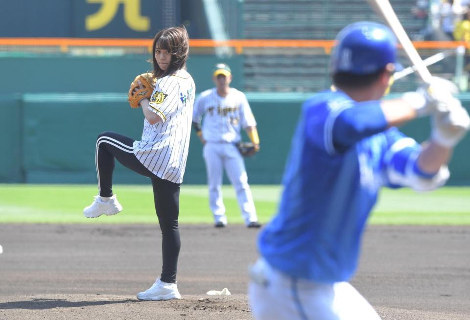 　始球式を務める足立佳奈＝２０１９年５月５日