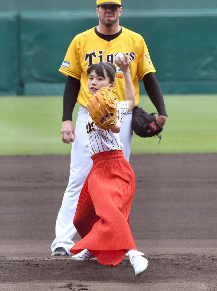 　始球式を務める足立佳奈＝２０１８年５月３日、甲子園