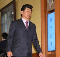 　１２球団監督会議に向かう三浦監督（撮影・伊藤笙子）