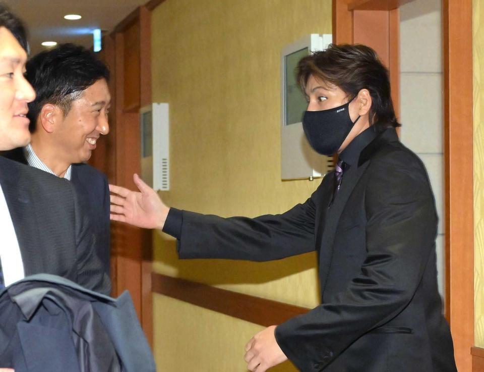 　監督会議を終え、藤川監督（左）と話す新庄監督（撮影・伊藤笙子）