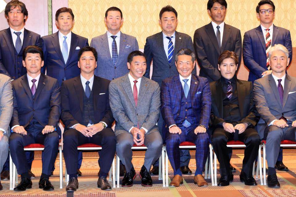 　１２球団監督会議で笑顔で記念撮影に臨む、前列左からＤｅＮＡ・三浦監督、阪神・藤川監督、巨人・阿部監督、ソフトバンク・小久保監督、日本ハム・新庄監督、ロッテ・吉井監督、後烈左からＤｅＮＡ・桑原２軍監督、阪神・平田２軍監督、巨人・桑田２軍監督、ソフトバンク・松山２軍監督、日本ハム・稲葉２軍監督、ロッテ・サブロー２軍監督（代表撮影）