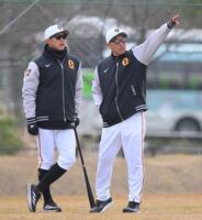 　内海投手コーチ（左）と会話する阿部監督（撮影・伊藤笙子）