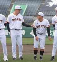 　浅野（右）の体つきが気になる田中将