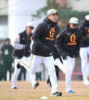 　ウオーミングアップをする田中将（撮影・伊藤笙子）