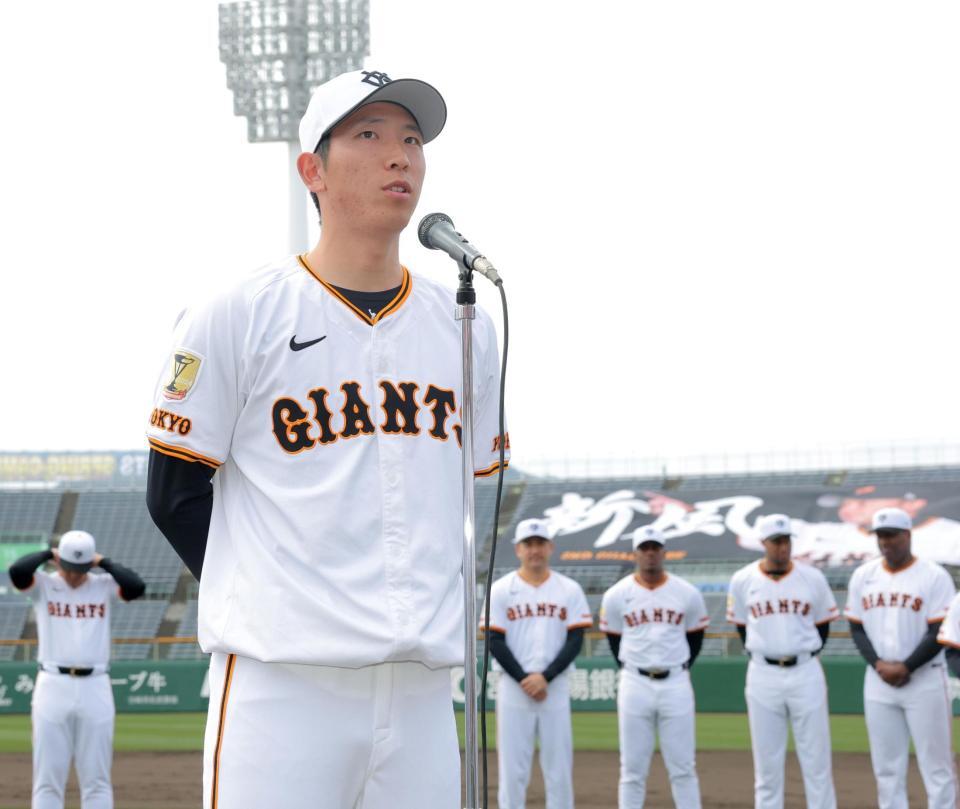 　宮崎キャンプを打ち上げ、手締めの音頭を取る戸郷