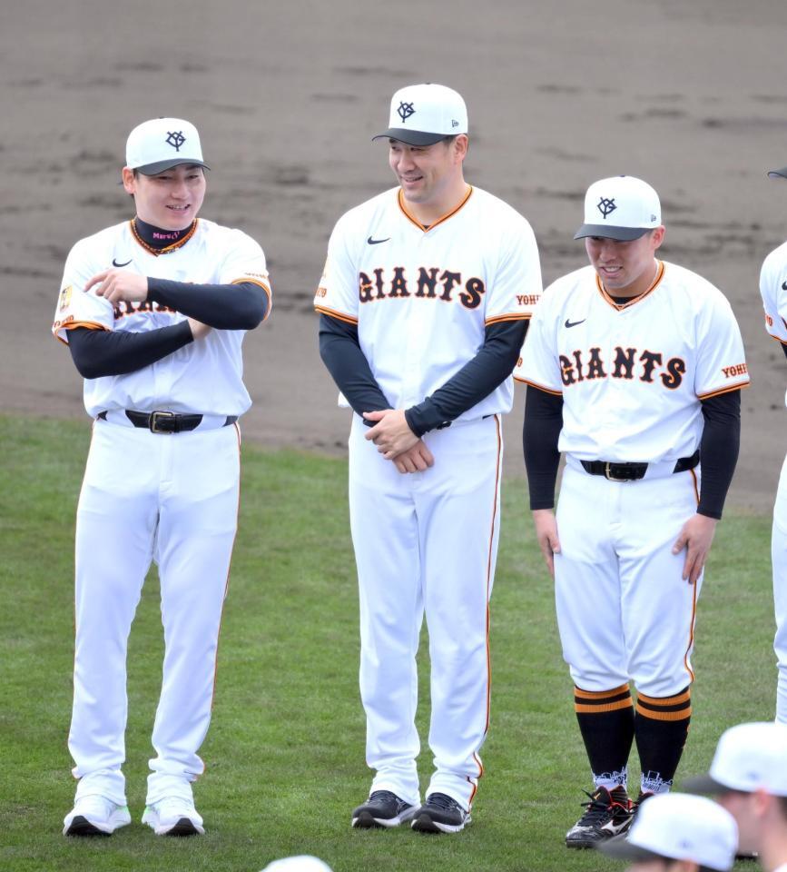 　手締めの前に丸（左）と談笑する田中将（中央）。右は緊張気味？の浅野（撮影・伊藤笙子）