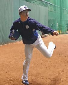 　ブルペンで投球練習する西武・隅田＝南郷　