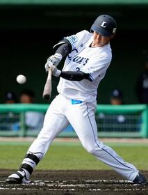　１回、先制二塁打を放つ平沢