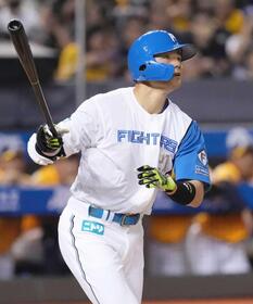 　２回、２ランを放つ日本ハム・清宮幸（共同）