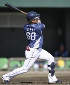 　３回、左越えに本塁打を放つ岸