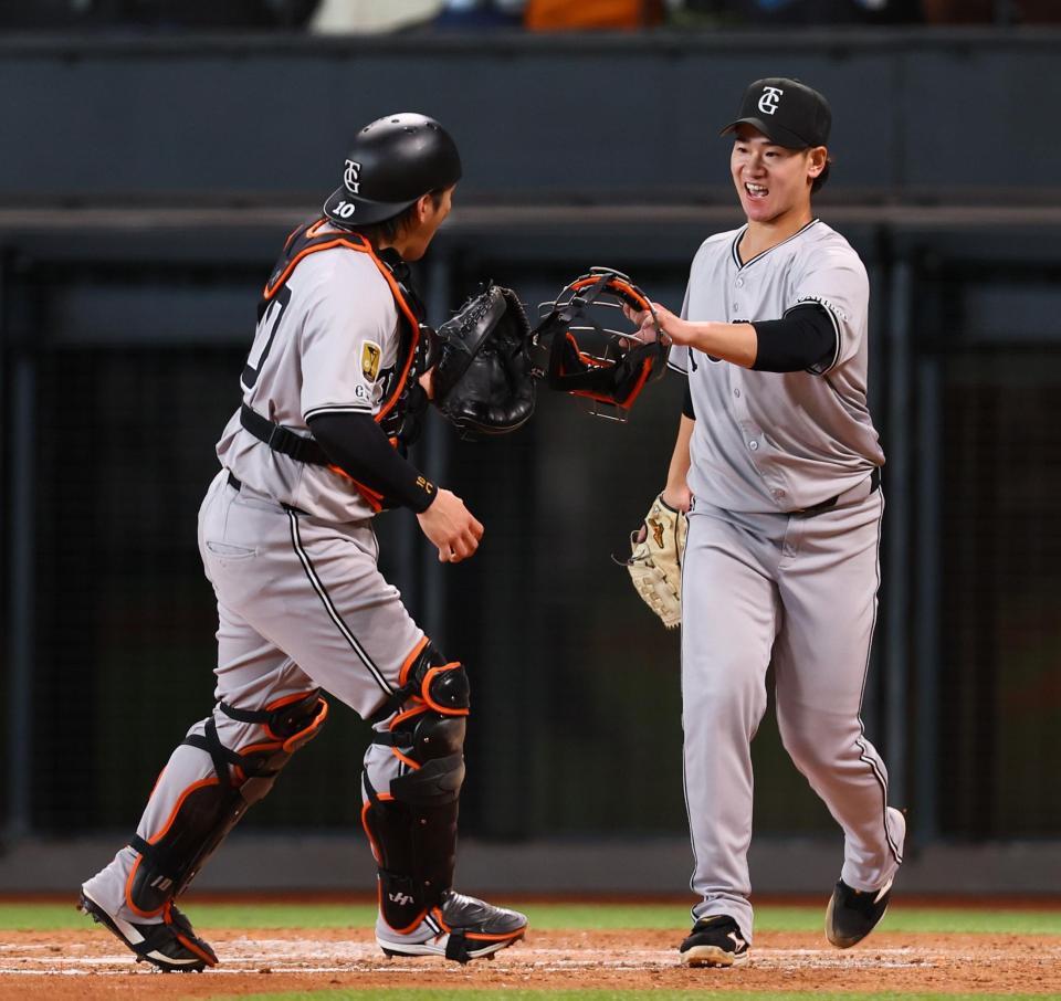 　４回２死二塁のピンチを抑え、甲斐（左）とタッチを交わす井上（撮影・中島達哉）
