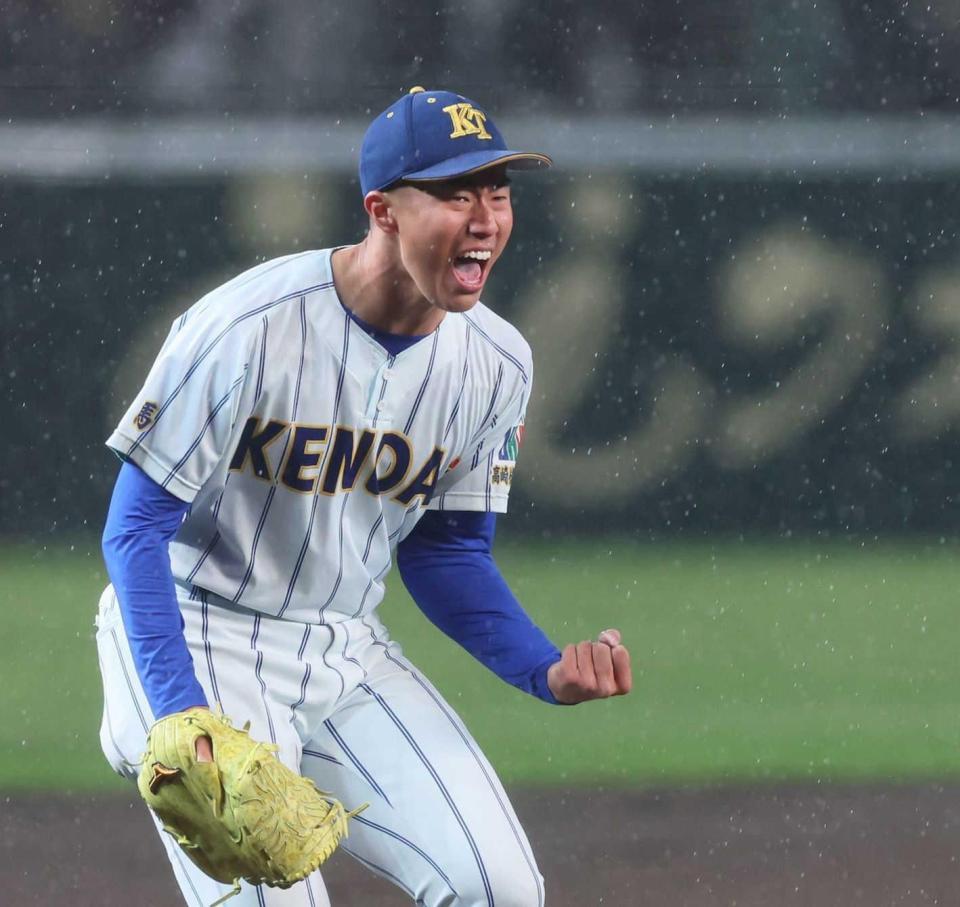 　熱戦を制し、雄たけびを上げる健大高崎・下重（撮影・石井剣太郎）