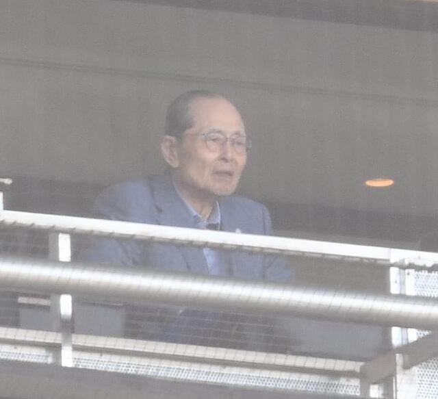 　早稲田実対高松商の試合を観戦する王貞治氏（撮影・西田忠信）