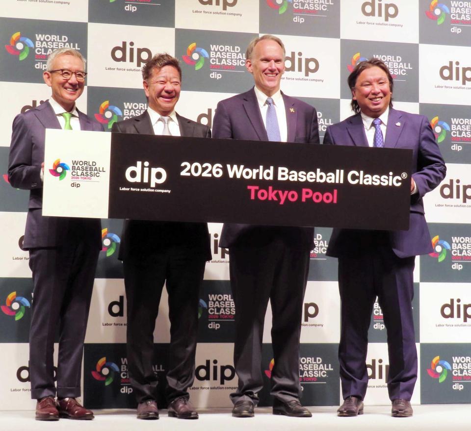 　（右から）里崎智也氏、ＷＢＣジム・スモール氏、ディップ株式会社・冨田英揮代表取締役社長兼ＣＥＯ、白井一幸氏
