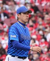 　選手交代を告げる三浦監督（撮影・市尻達拡）