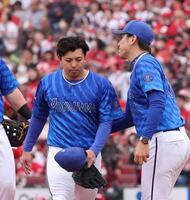 　８回途中、降板を告げられ、ベンチに戻る東（撮影・市尻達拡）