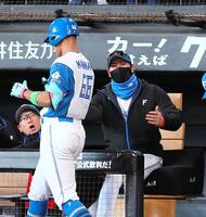 １回、ソロを放った万波（中央）を迎える新庄監督（右）＝撮影・中島達哉