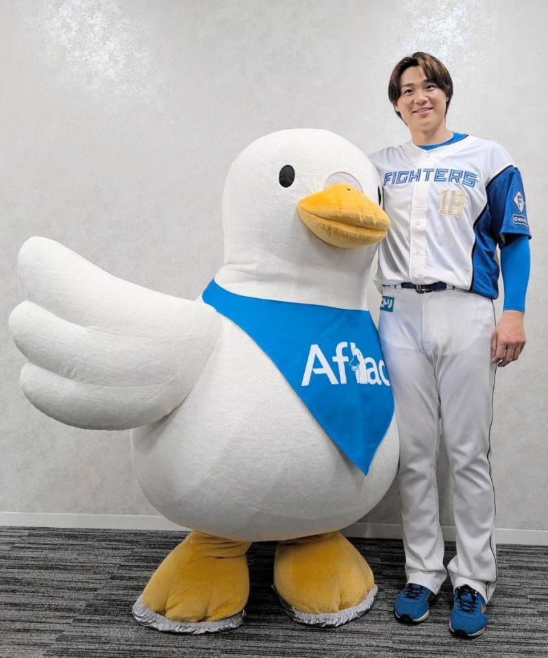 キャラクターのアフラックダックと笑顔で撮影に応じる日本ハム・山崎