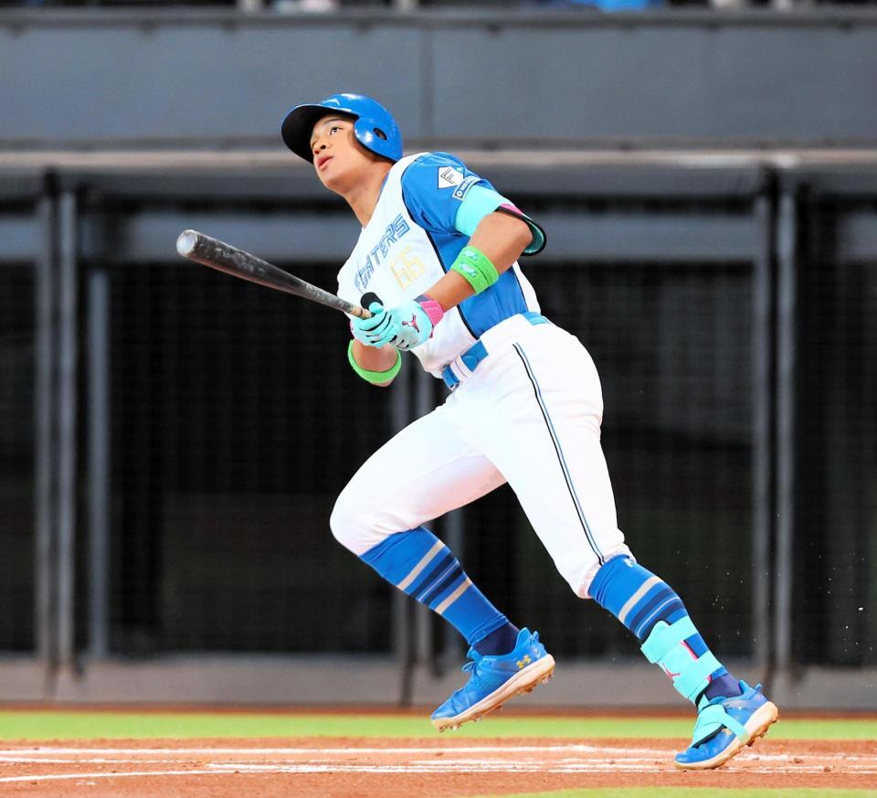 １回、左越えにソロを放つ万波（撮影・中島達哉）