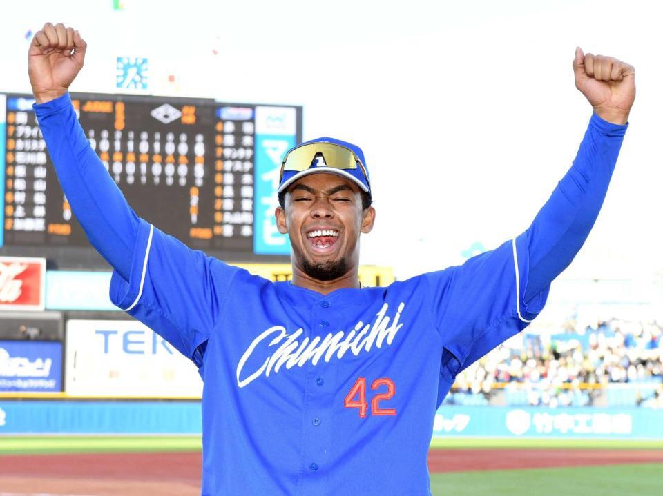 　勝利の立役者となり、雄叫びを上げるブライト（撮影・佐藤厚）