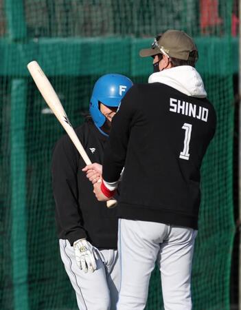 　“魚雷バット”を手にする新庄監督（撮影・金田祐二）