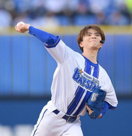 　セレモニアルピッチでストライクボールを投げる高橋優斗（撮影・伊藤笙子）