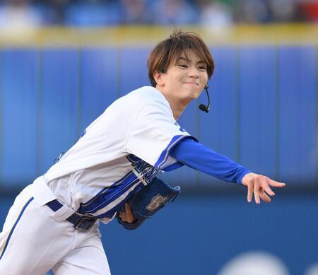 　セレモニアルピッチでストライクボールを投げる高橋優斗（撮影・伊藤笙子）