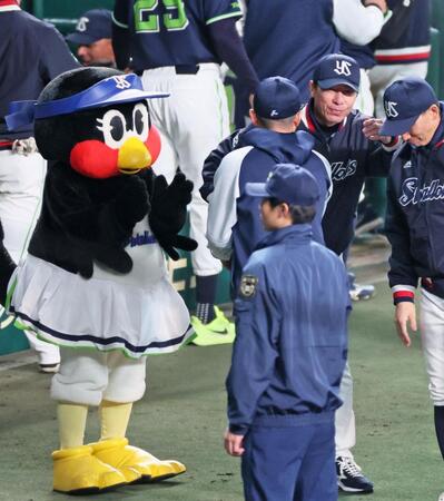 　勝利投手になった石川を迎えてたたえる高津監督（撮影・立川洋一郎）