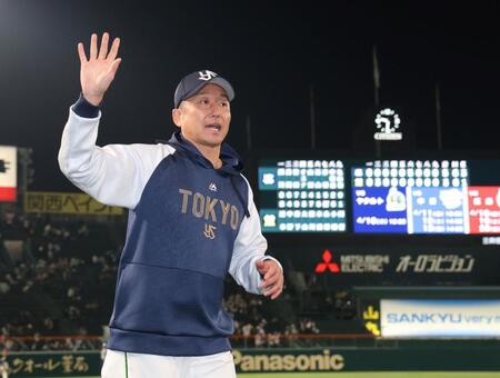 　２４年連続で勝ち星を挙げた石川はスタンドに手を振る（撮影・田中太一）