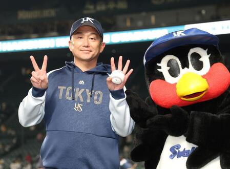 　２４年連続勝ち星を挙げた石川はポーズを決める（撮影・田中太一）