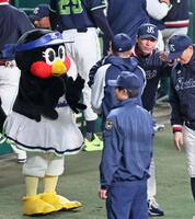 　勝利投手になった石川を迎えてたたえる高津監督（撮影・立川洋一郎）