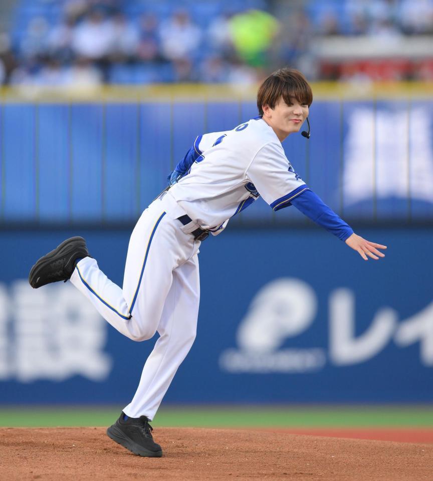 　セレモニアルピッチでストライクボールを投げる高橋優斗（撮影・伊藤笙子）