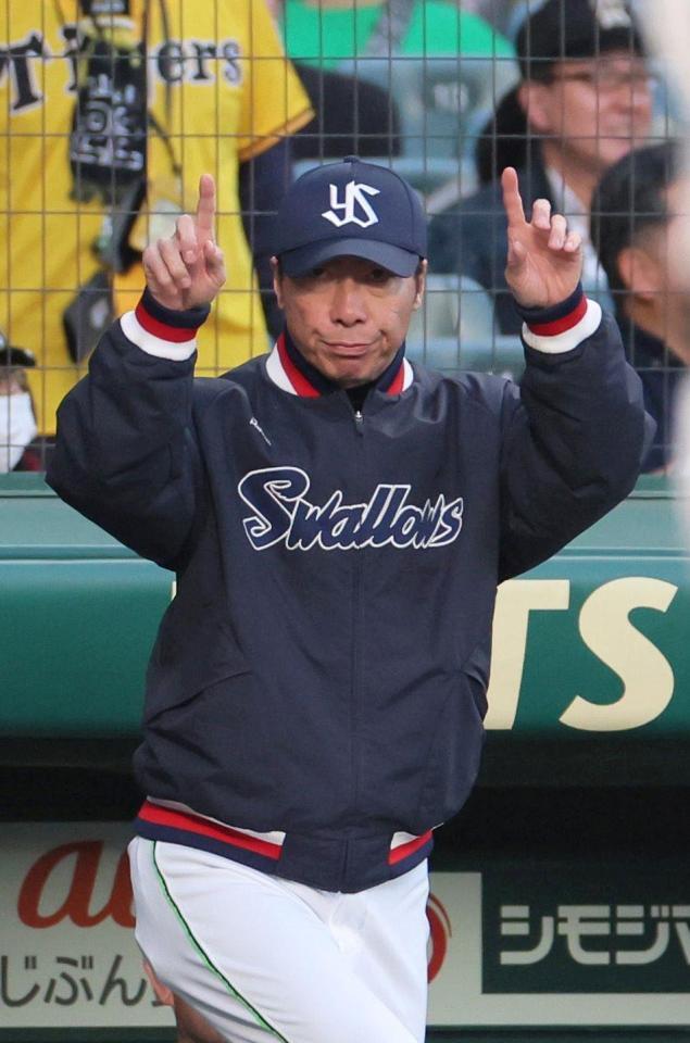 　１回、近本の二盗セーフの判定に、リクエストする高津監督（撮影・北村雅宏）