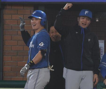 　８回、左越えに今季１号ソロを放ち笑顔の伏見（撮影・金田祐二）