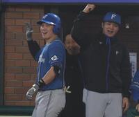 　８回、左越えに今季１号ソロを放ち笑顔の伏見（撮影・金田祐二）