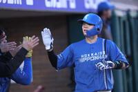 　１回、野村の先制適時二塁打で生還しナインに迎えられる郡司（撮影・金田祐二）