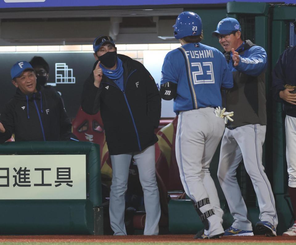 　８回、左越えに今季１号ソロを放った伏見を迎える新庄監督（撮影・金田祐二）