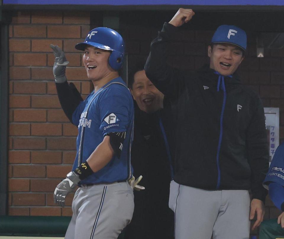 　８回、左越えに今季１号ソロを放ち笑顔の伏見（撮影・金田祐二）