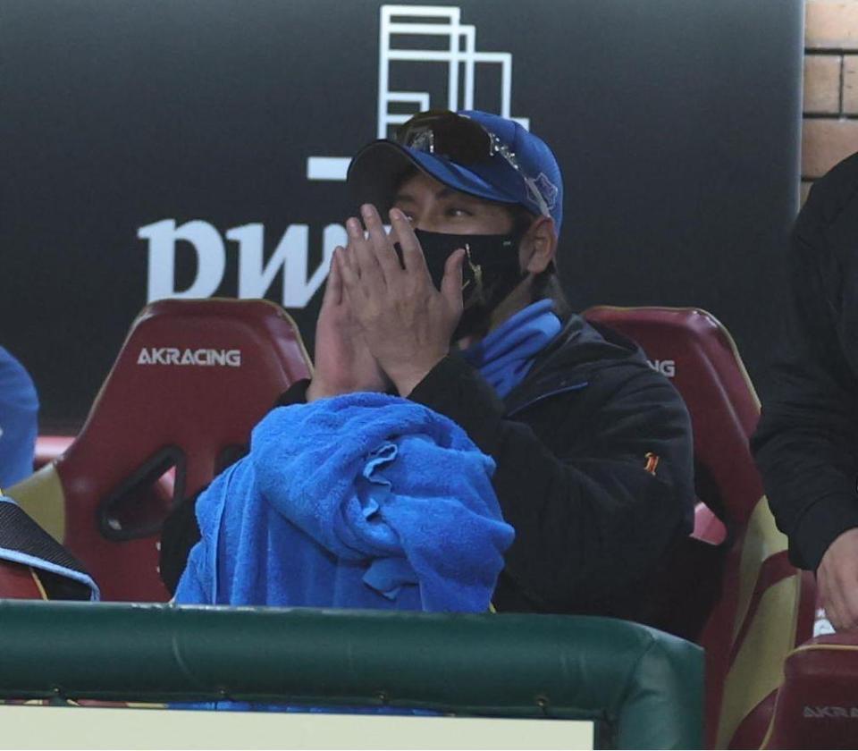 　４回、万波の２点二塁打で手をたたく新庄監督（撮影・金田祐二）