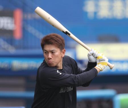 　魚雷バットを手にする角中（撮影・金田祐二）